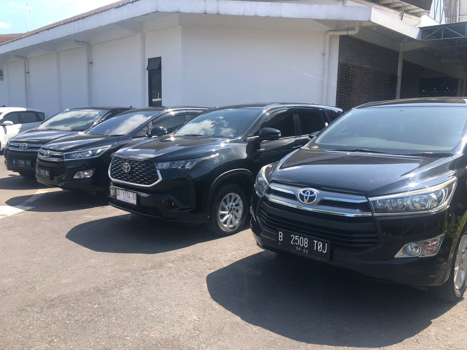Deretan armada PT. ABINAWA BALI RENTAL di area parkir