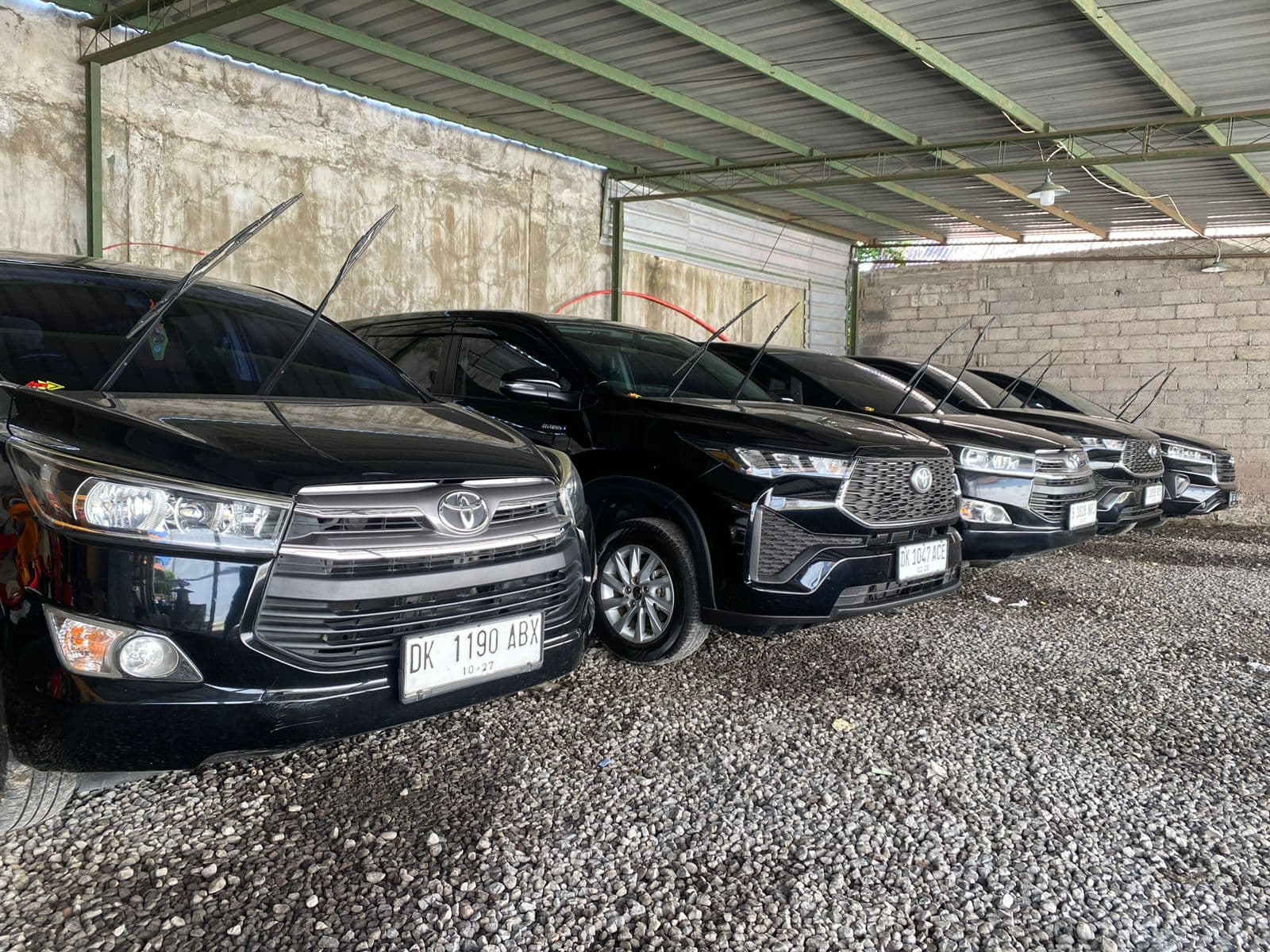 Barisan armada Toyota di garasi PT. ABINAWA BALI RENTAL